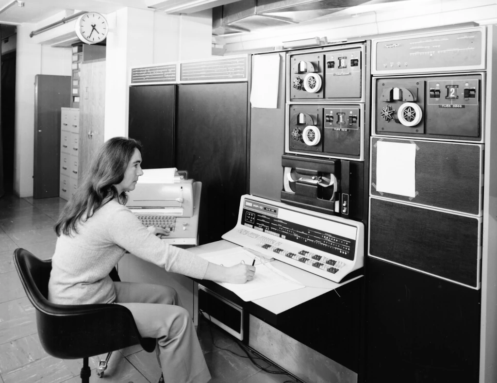 Фото: Мейнфрейм DEC PDP-10.